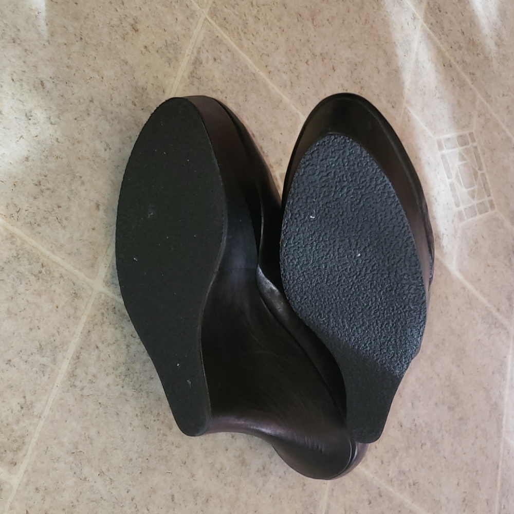 L.A.M.B. real leather wedge platform pumps. EUC SIZE 9.5 - Picture 8 of 10